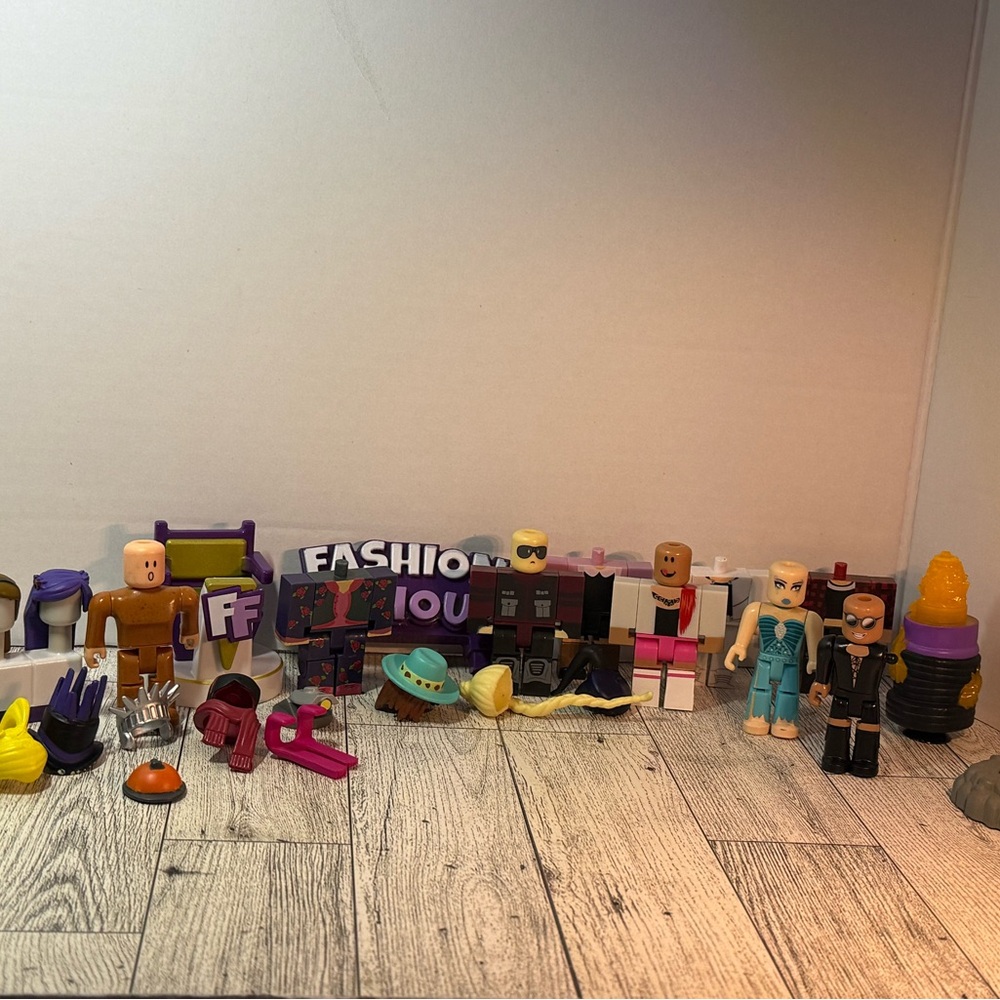 Roblox Celebrity Collection Fashion Famous Playset ~Lot of Figures/Parts/Hats